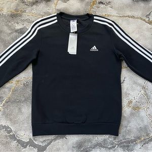 New black adidas crewneck sweater with white stripes 🐈‍⬛